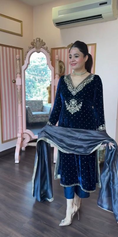Everlasting Navy Blue Color Viscos Velvet Thread Work Salwar Suit