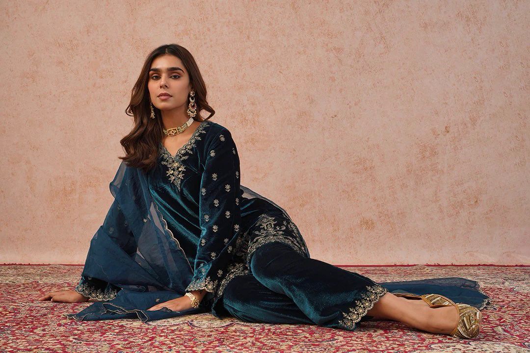 Peacock Blue Viscose Velvet Intricate Thread Salwar Suit - Image 5