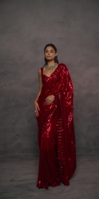 DF 3477 Red Faux Georgette Saree Perfect for Wedding, Party, Cultural Events, Traditional Day, Pooja – . Grab it for ₹1799. Delivery 4-6 Working Day | Designer Sarees, Modern Digital sarees, Sarees, Bollywood Sarees, Creative Sarees, Embroidered Sarees, Ethnic Saree, Party Wear Sarees