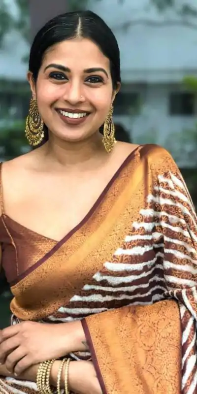 KP 4072 Dark Brown Color Lichi Silk Jacquard Work Fancy Saree Casual, Party Wear, Wedding, Events Etc. Expected Delivery 4-6 Working Days @1499/- | Designer Sarees, Embroidered Sarees, Sarees, Bollywood Sarees, Creative Sarees, Ethnic Saree, Modern Digital sarees, Party Wear Sarees