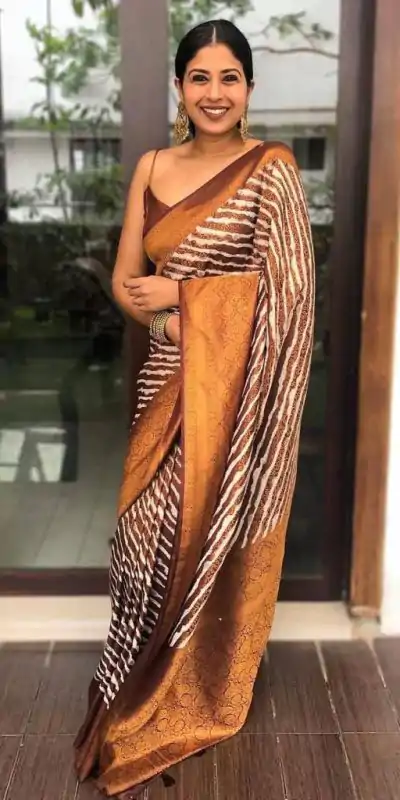 KP 4072 Dark Brown Color Lichi Silk Jacquard Work Fancy Saree Casual, Party Wear, Wedding, Events Etc. Expected Delivery 4-6 Working Days @1499/- | Designer Sarees, Embroidered Sarees, Sarees, Bollywood Sarees, Creative Sarees, Ethnic Saree, Modern Digital sarees, Party Wear Sarees