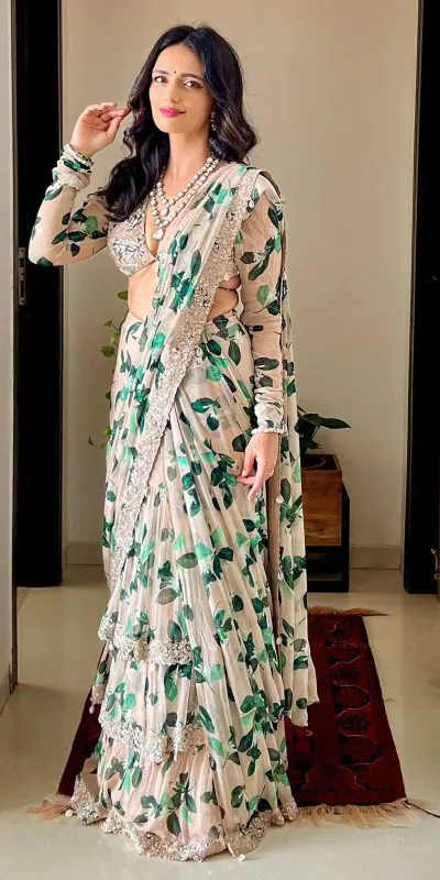 KD 381 White  Saree : Georgette Thread Digital Print Work Saree Casual, Party, Wedding, Festive, Events Etc.  Expected Delivery 4-6 Working Days @2099/- | Designer Sarees, Sarees, Bollywood Sarees, Creative Sarees, Embroidered Sarees, Modern Digital sarees, Party Wear Sarees