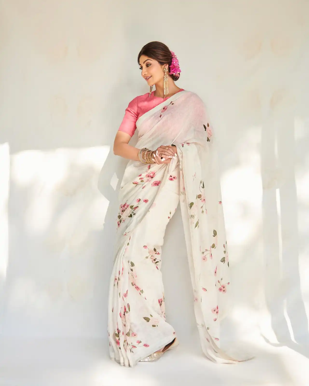 RS Shilpa Shetty Cream Color Linen Digital Flower Printed Saree Casual, Party, Wedding, Festive, Events Etc.  Expected Delivery  4-6 Working Days @1449/- Only | Designer Sarees, Sarees, Bollywood Sarees, Creative Sarees, Embroidered Sarees, Ethnic Saree, Modern Digital sarees, Party Wear Sarees