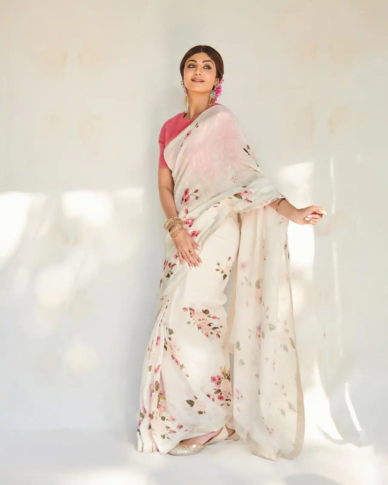 RS Shilpa Shetty Cream Color Linen Digital Flower Printed Saree Casual, Party, Wedding, Festive, Events Etc.  Expected Delivery  4-6 Working Days @1449/- Only | Designer Sarees, Sarees, Bollywood Sarees, Creative Sarees, Embroidered Sarees, Ethnic Saree, Modern Digital sarees, Party Wear Sarees