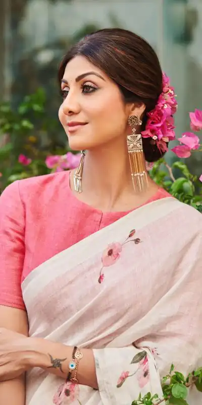 RS Shilpa Shetty Cream Color Linen Digital Flower Printed Saree Casual, Party, Wedding, Festive, Events Etc. Expected Delivery 4-6 Working Days @1449/- Only | Designer Sarees, Sarees, Bollywood Sarees, Creative Sarees, Embroidered Sarees, Ethnic Saree, Modern Digital sarees, Party Wear Sarees