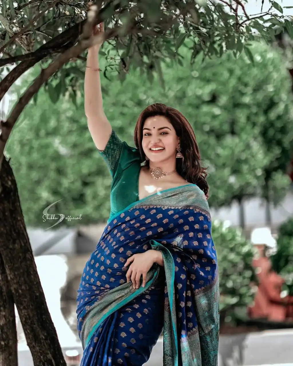 KP 5012 Royal Blue Color Soft Lichi Silk Cloth Beautiful Rich Pallu Saree Casual, Party Wear, Wedding, Events Etc.   Expected Delivery 4-6 Working Days @ 1499 | Designer Sarees, Sarees, Bollywood Sarees, Creative Sarees, Embroidered Sarees, Ethnic Saree, Modern Digital sarees, Party Wear Sarees