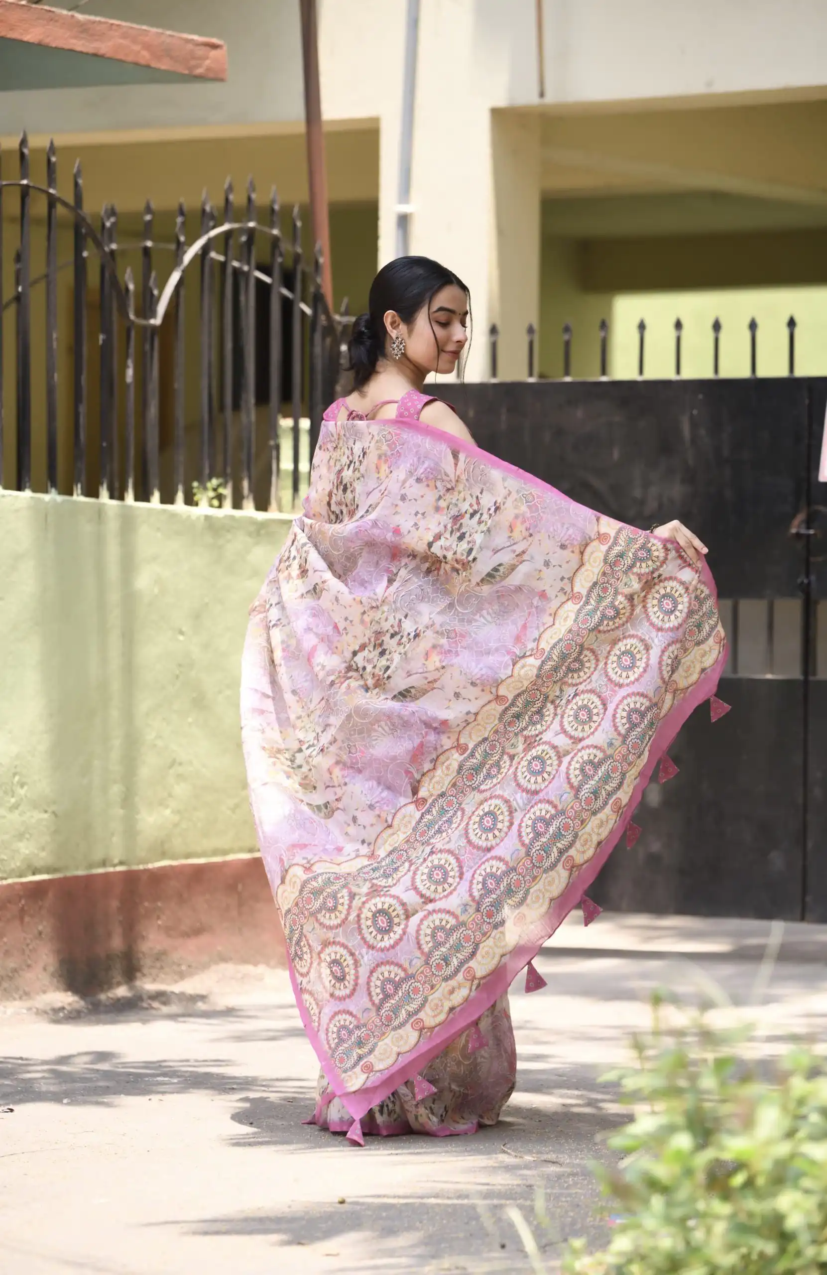 Veechis 110 Pink Color Linen Beautiful Digital Printed Work Saree Casual, Party Festive, Events. Expected Delivery 4-6 Working Days @1549/- | Designer Sarees, Sarees, Bollywood Sarees, Creative Sarees, Embroidered Sarees, Modern Digital sarees, Party Wear Sarees