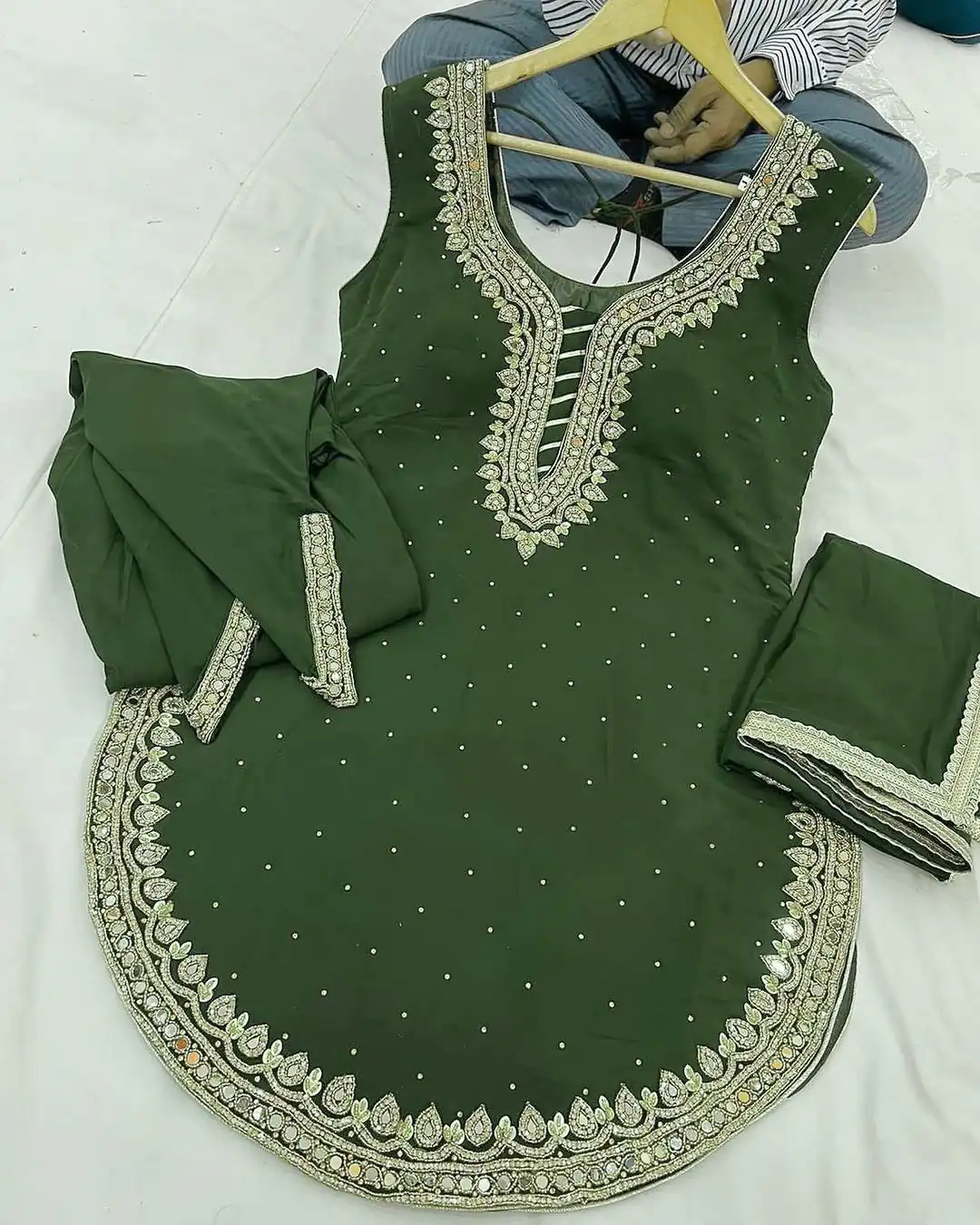 SRK 5138 Green Color Pure Chinnon Embroidery Diamond Salwar Suit Wedding, Party, Festive, Events Expected Delivery 4-6 Working Days @ 1949/- | Jump Suits, Salwar suit, Casual Suits, Creative suits, Designer Suits, Palazzo Suits, Party Wear Suits, Patiala Suits, Straight Suits