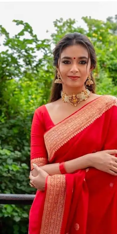 DDF Bela Red Color Soft Lichi Silk Ordinary Design Saree Casual, Party Wear, Events, Festivals Etc. Expected Delivery 4-6 Working Days 1349/- Only | Designer Sarees, Embroidered Sarees, Sarees, Bollywood Sarees, Creative Sarees, Ethnic Saree, Modern Digital sarees, Party Wear Sarees
