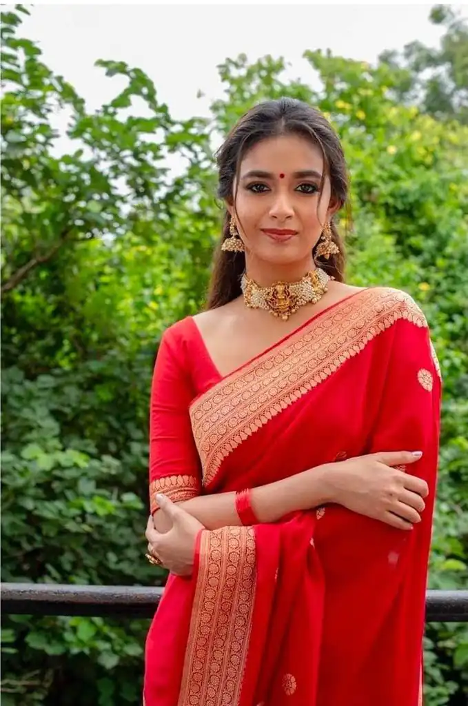 DDF Bela Red Color Soft Lichi Silk Ordinary Design Saree Casual, Party Wear, Events, Festivals Etc. Expected Delivery 4-6 Working Days 1349/- Only | Designer Sarees, Embroidered Sarees, Sarees, Bollywood Sarees, Creative Sarees, Ethnic Saree, Modern Digital sarees, Party Wear Sarees