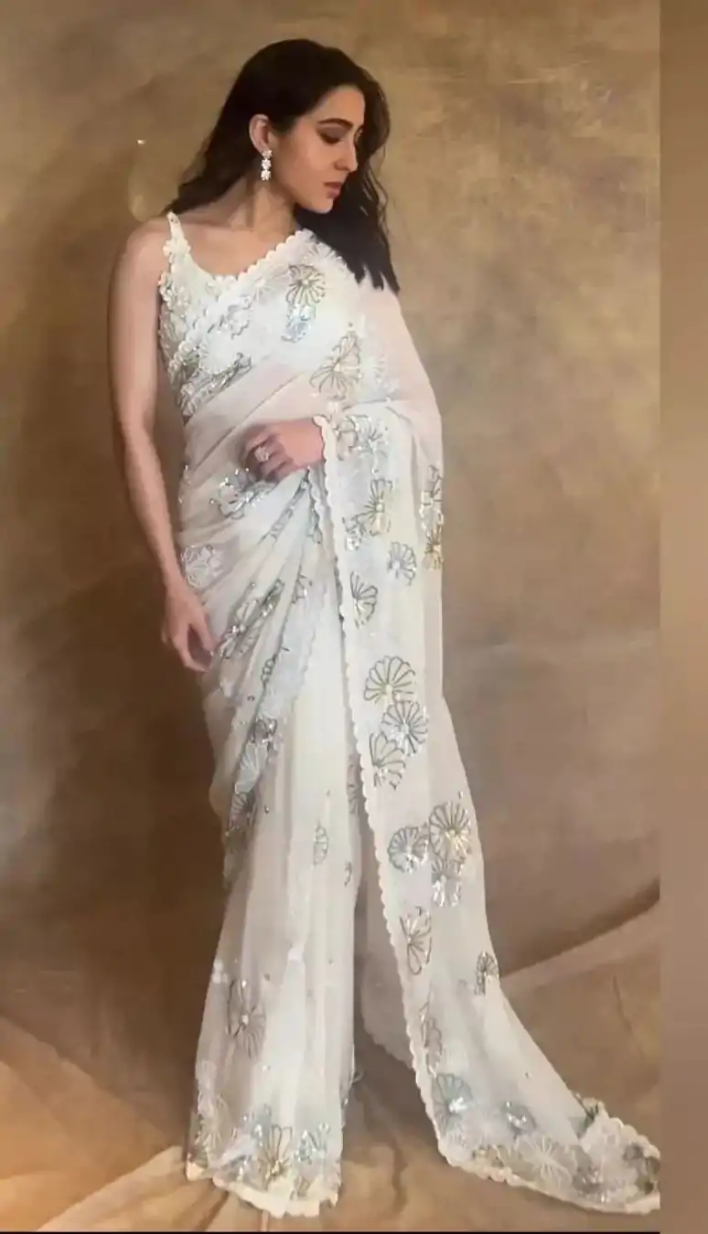 ST 154 White Color Georgette Peral Hand Work Saree Casual, Wedding, Party, Festive, Events Etc. Expected Delivery 4-6 Working Days @1849/- | Designer Sarees, Embroidered Sarees, Sarees, Bollywood Sarees, Creative Sarees, Ethnic Saree, Modern Digital sarees, Party Wear Sarees