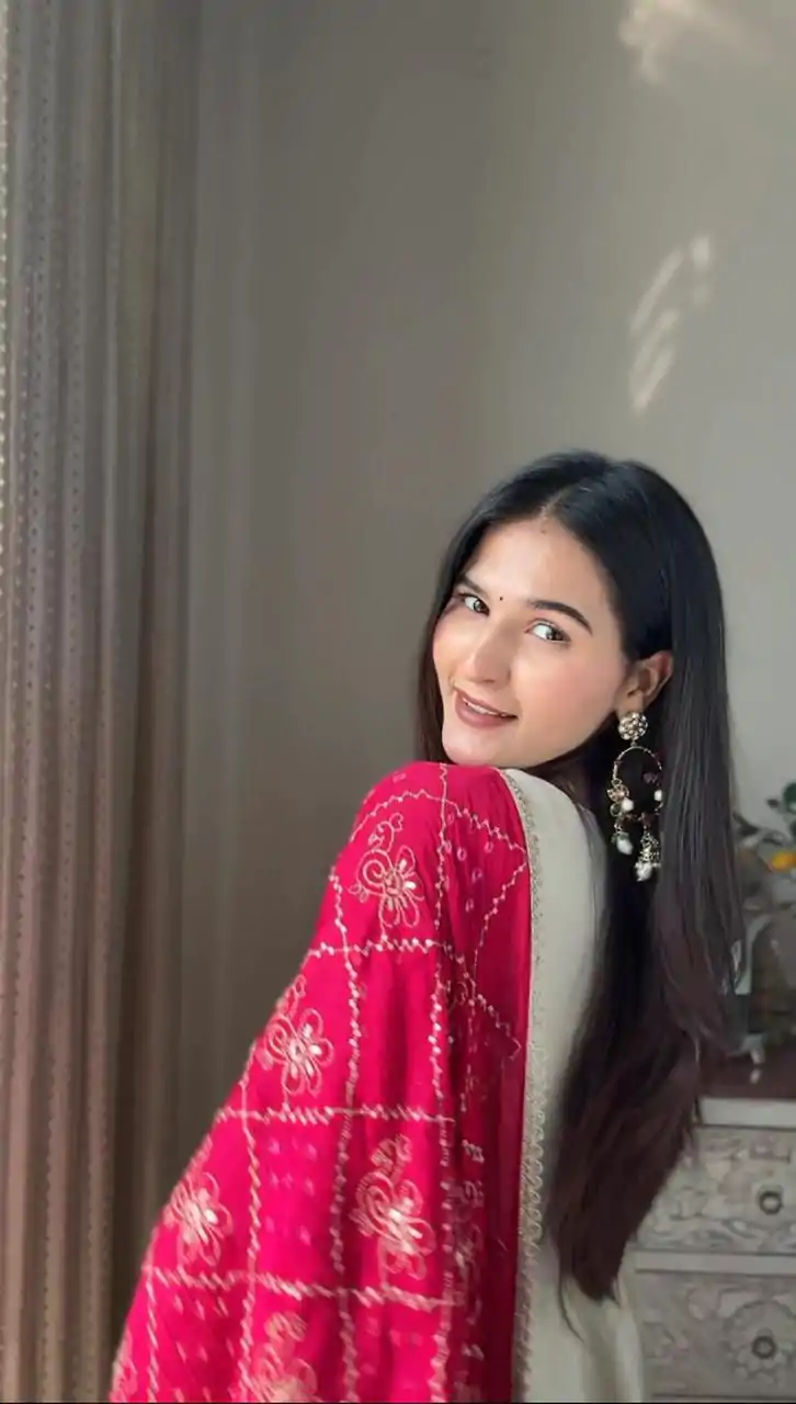 LG 2016 Off White in Chinon Lace Border & Lace Work Gown . Introductory Price ₹1849. Delivery 4-6 Working Days. Shop now. | Gowns, Bollywood Gowns, Creative Gowns, Designer Gowns, Embroidered Gowns, Party Wear Gowns