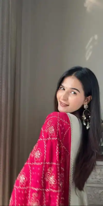 LG 2016 Off White in Chinon Lace Border & Lace Work Gown . Introductory Price ₹1849. Delivery 4-6 Working Days. Shop now. | Gowns, Bollywood Gowns, Creative Gowns, Designer Gowns, Embroidered Gowns, Party Wear Gowns