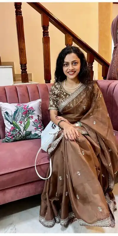 AC MAGIC CIRCLE Brown Soft Organza Saree Perfect for Wedding, Party, Haldi, Festival Celebrations, Diwali – . Grab it for ₹2099. Delivery 4-6 Working Days | Designer Sarees, Embroidered Sarees, Sarees, Bollywood Sarees, Creative Sarees, Ethnic Saree, Modern Digital sarees, Party Wear Sarees