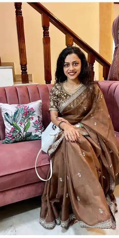 AC MAGIC CIRCLE Brown Soft Organza Saree Perfect for Wedding, Party, Haldi, Festival Celebrations, Diwali – . Grab it for ₹2099. Delivery 4-6 Working Days | Designer Sarees, Embroidered Sarees, Sarees, Bollywood Sarees, Creative Sarees, Ethnic Saree, Modern Digital sarees, Party Wear Sarees