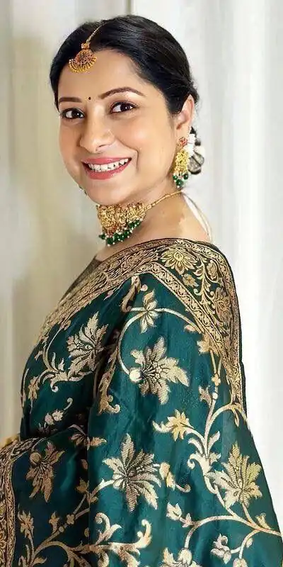 KP 6042 Peacock Green Color Soft Lichi Silk Saree with Lace Border & Lace Work. Get it for ₹1399. Delivery 4-6 Working Days. Shop now. | Designer Sarees, Embroidered Sarees, Sarees, Bollywood Sarees, Creative Sarees, Ethnic Saree, Modern Digital sarees, Party Wear Sarees