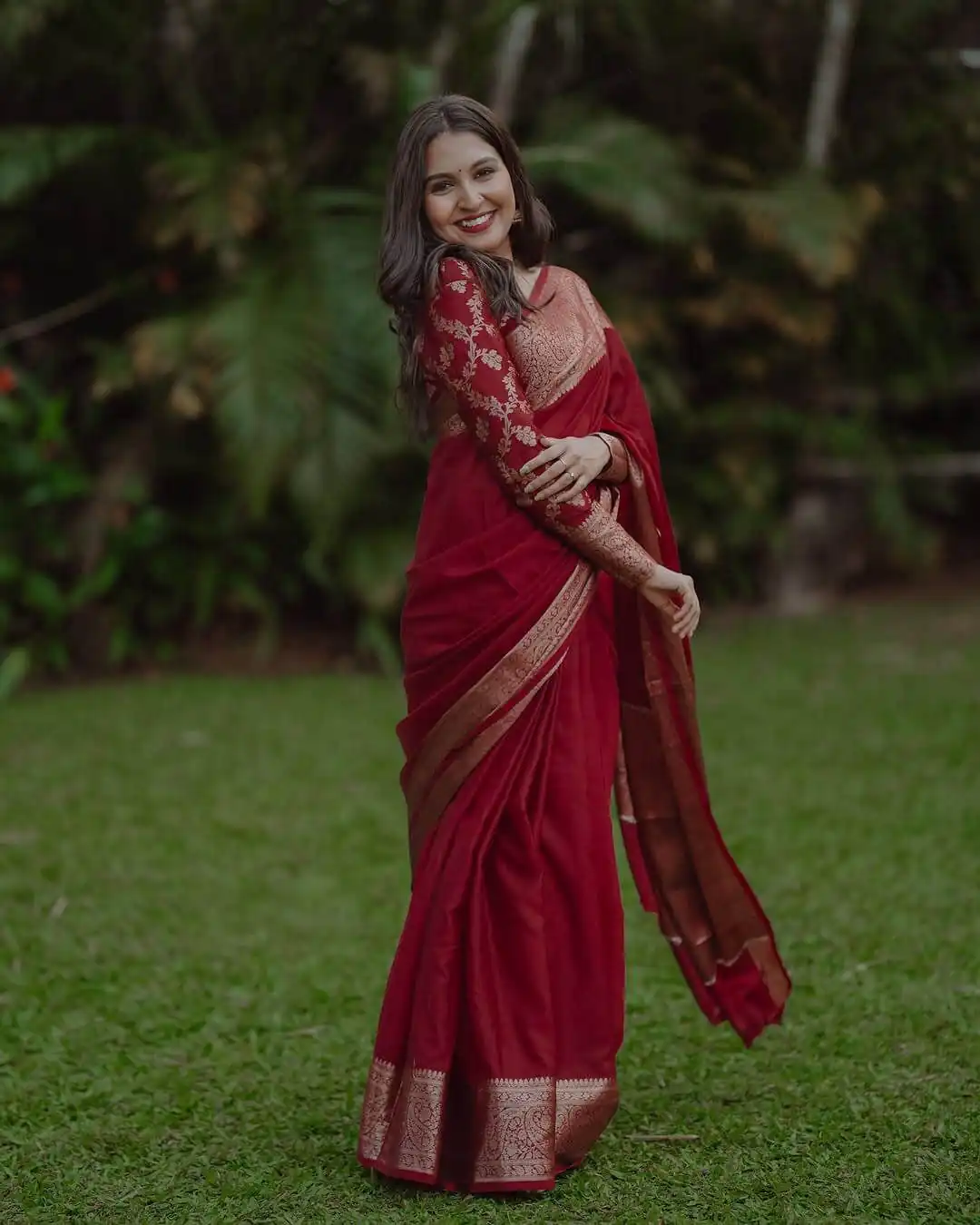 KP 6034 Red Soft Lichi Silk Saree with Lace Border & Lace Work. Exclusive Offer ₹1349. Delivery 4-6 Working Days. Shop now. | Designer Sarees, Embroidered Sarees, Sarees, Bollywood Sarees, Creative Sarees, Ethnic Saree, Modern Digital sarees, Party Wear Sarees