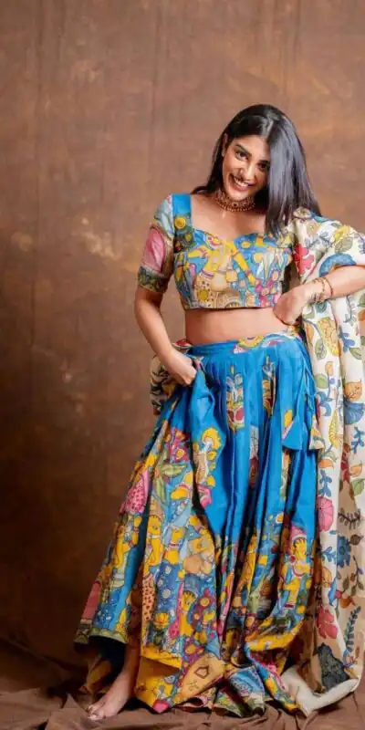 PC 425 Blue Color Chent Crep Lehenga Choli with Kalamkari Print. Special Price ₹2049. Delivery 4-6 Working Days. Shop now. | Lehenga, Bollywood Lehenga, Creative Lehenga, Designer Lehenga, Embroidered Lehenga, Party Wear Lehenga