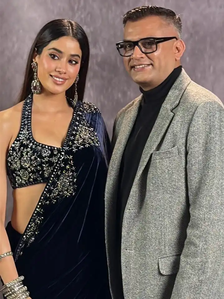 ST 491 Blue Pure 9000 Velvet Saree with Lace Work & Embroidery Work. Affordable Price ₹1999. Delivery 4-6 Working Days. Shop now. | Sarees, Bollywood Sarees, Creative Sarees, Designer Sarees, Embroidered Sarees, Ethnic Saree, Modern Digital sarees, Party Wear Sarees