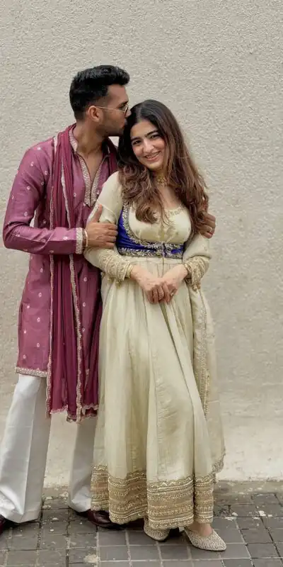 RTC 5957 Off White Chinon Silk Salwar Suit with Thread Embroidery. Available at ₹2449 only. Delivery 4-6 Working Days. Shop now. | Jump Suits, Tops & Bottoms, Track Suits, Salwar suit, Casual Suits, Creative suits, Designer Suits, Palazzo Suits, Party Wear Suits, Patiala Suits, Straight Suits, Trendy Wear