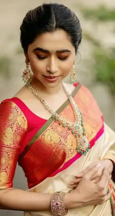 KPR 273 Off White Soft Lichi Silk Saree Perfect for Wedding, Party, Reception, Diwali, Ethnic Day – . Affordable Price ₹1449. Delivery 4-6 Working Days. | Designer Sarees, Modern Digital sarees, Sarees, Bollywood Sarees, Creative Sarees, Embroidered Sarees, Ethnic Saree, Party Wear Sarees