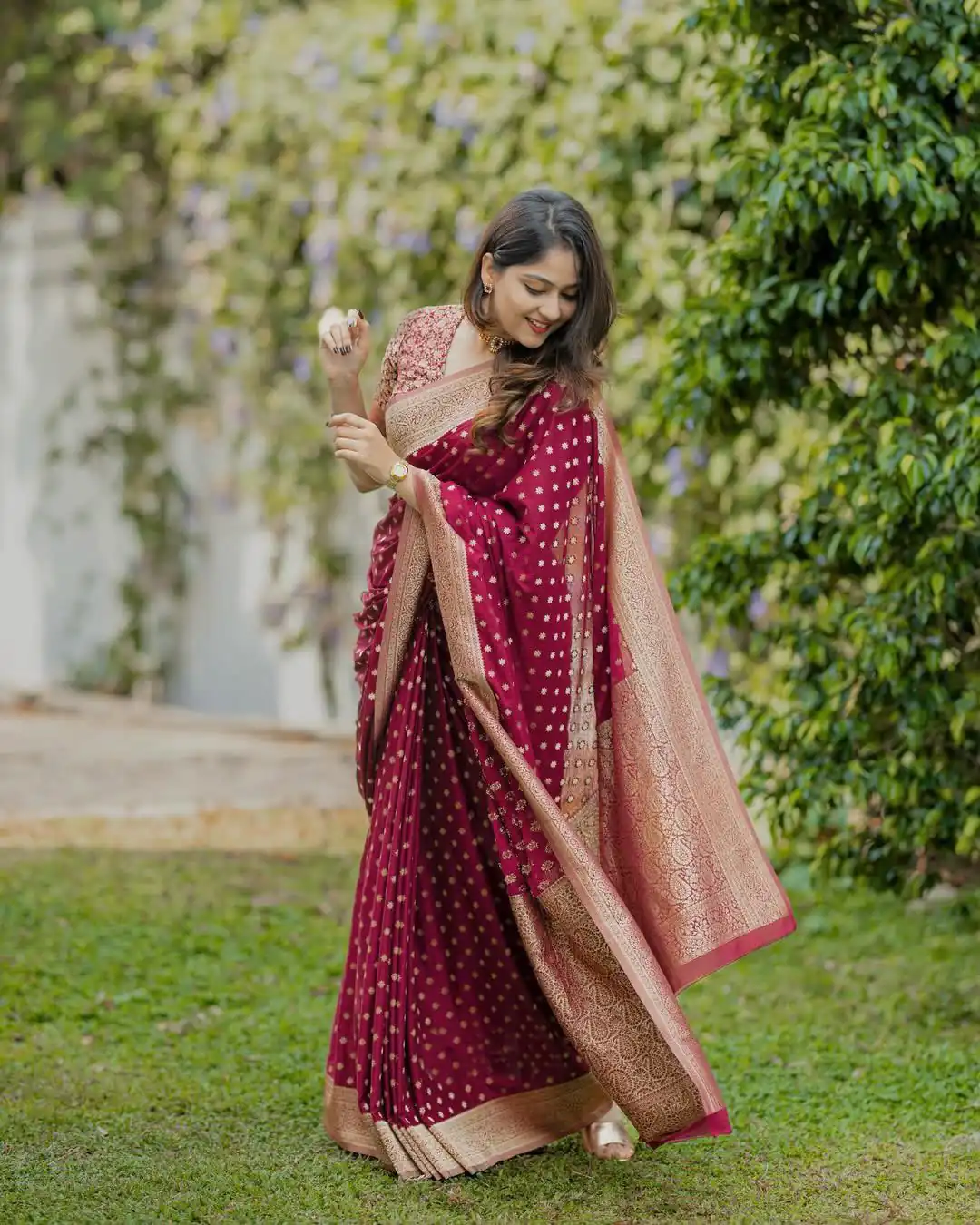 Pretty Red Soft Lichi Silk Jacquard Work Saree - Image 5