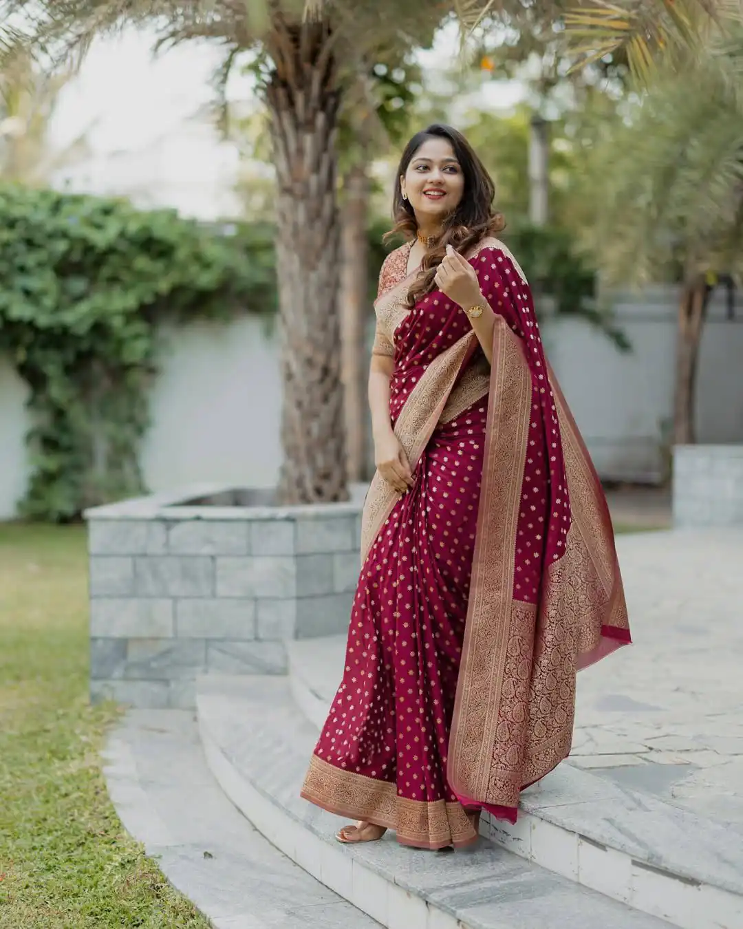 Pretty Red Soft Lichi Silk Jacquard Work Saree - Image 3