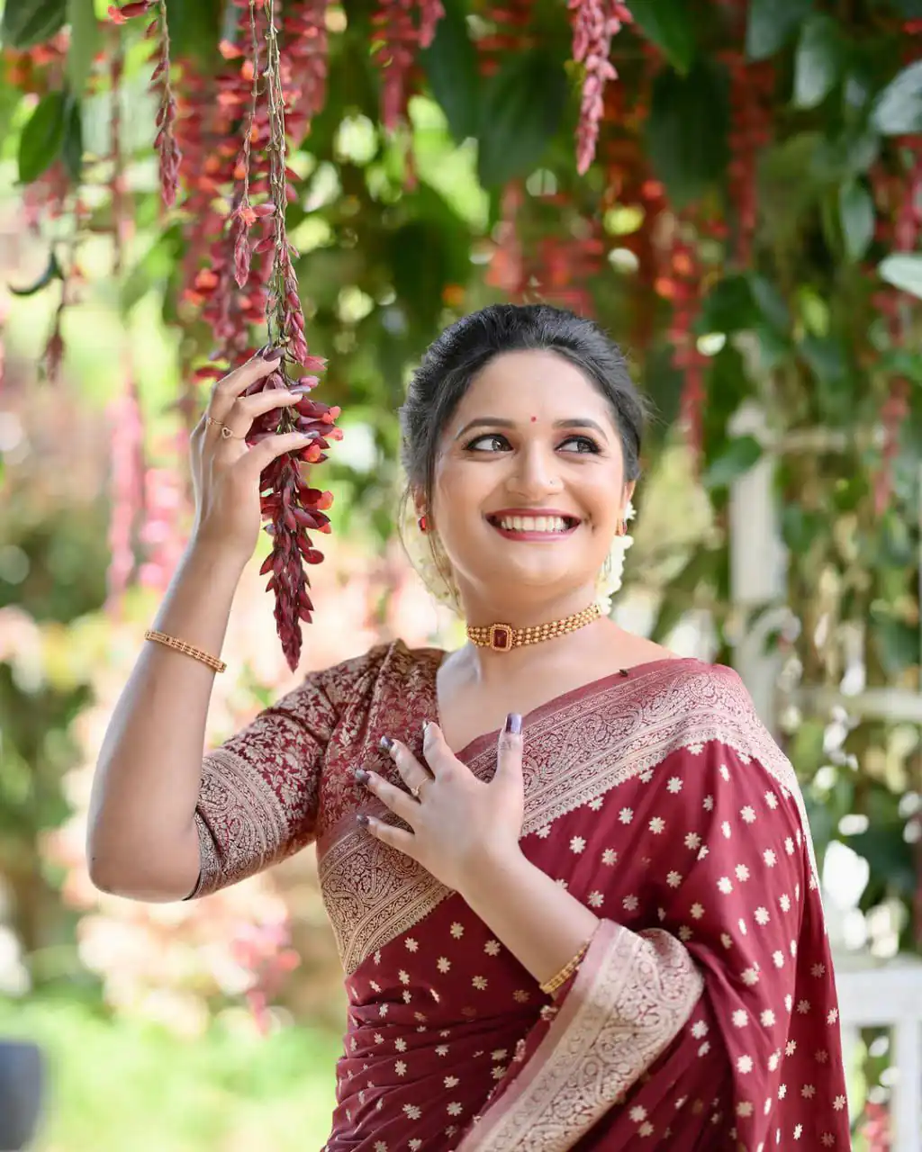 Pretty Red Soft Lichi Silk Jacquard Work Saree - Image 2