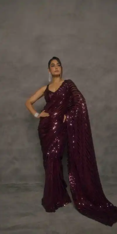DF 3476 Wine Faux Georgette Saree Perfect for Wedding, Party, Cultural Events, Traditional Day, Pooja – . Grab it for ₹1799. Delivery 4-6 Working Day | Designer Sarees, Modern Digital sarees, Sarees, Bollywood Sarees, Creative Sarees, Embroidered Sarees, Ethnic Saree, Party Wear Sarees