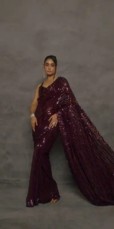 DF 3476 Wine Faux Georgette Saree Perfect for Wedding, Party, Cultural Events, Traditional Day, Pooja – . Grab it for ₹1799. Delivery 4-6 Working Day | Designer Sarees, Modern Digital sarees, Sarees, Bollywood Sarees, Creative Sarees, Embroidered Sarees, Ethnic Saree, Party Wear Sarees