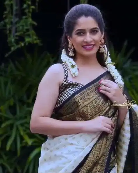 Simple White Soft Lichi Silk Rich Pallu Saree - Image 7