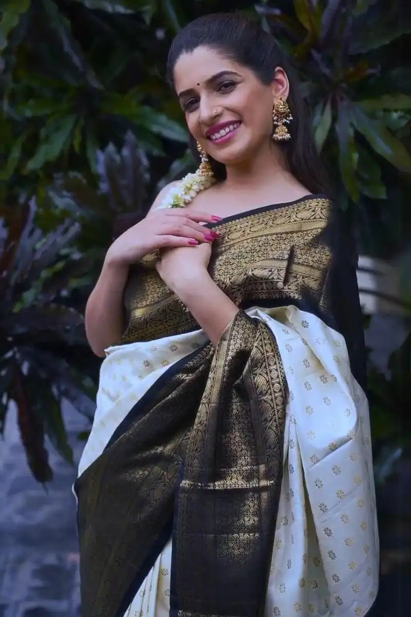 Simple White Soft Lichi Silk Rich Pallu Saree - Image 3