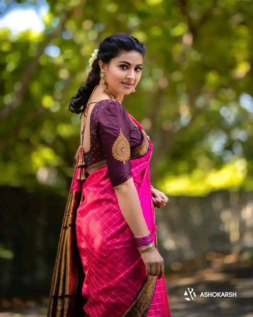 Perfect Pink Lichi Silk Jacquard Border Work Saree - Image 3