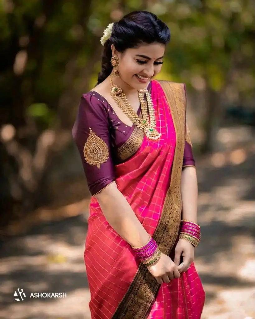 Perfect Pink Lichi Silk Jacquard Border Work Saree - Image 2