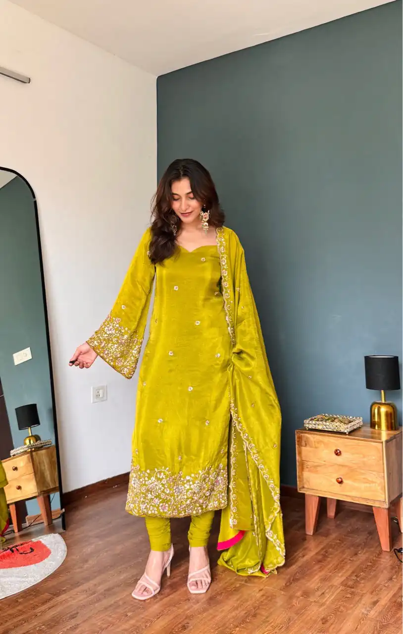 Pretty Mastered Viscous Roman Glass Beads Work Salwar Suit - Image 3