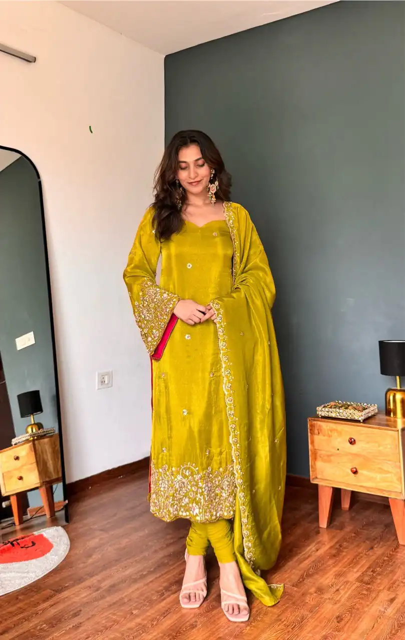 Pretty Mastered Viscous Roman Glass Beads Work Salwar Suit - Image 2