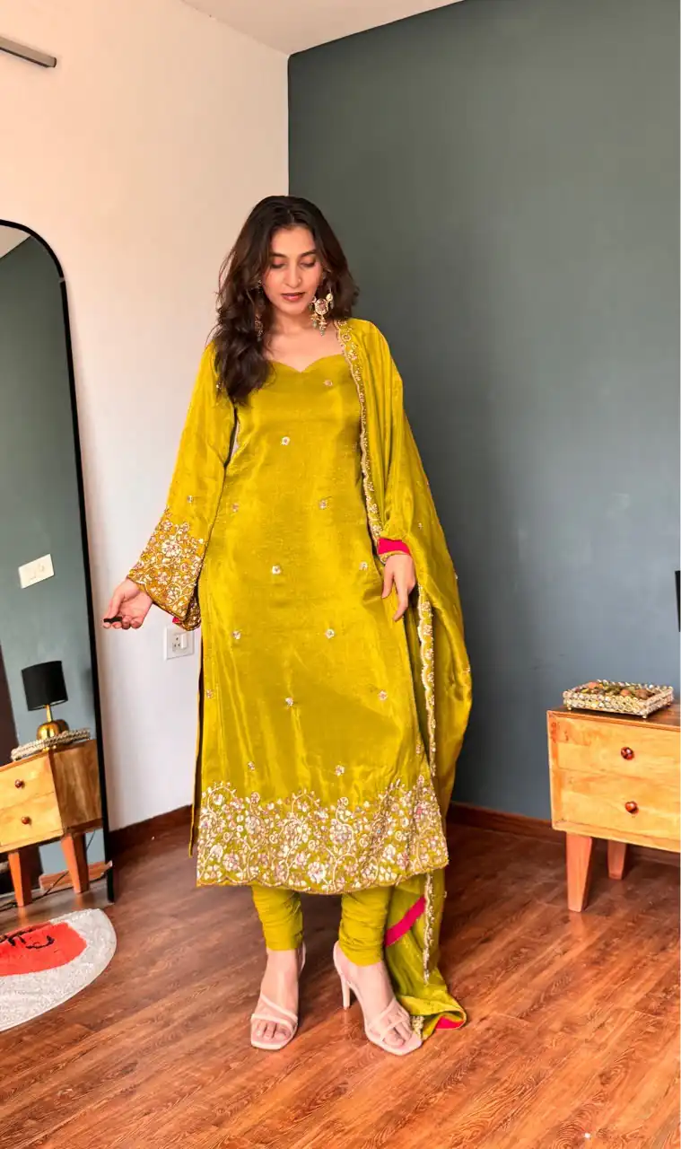 Pretty Mastered Viscous Roman Glass Beads Work Salwar Suit