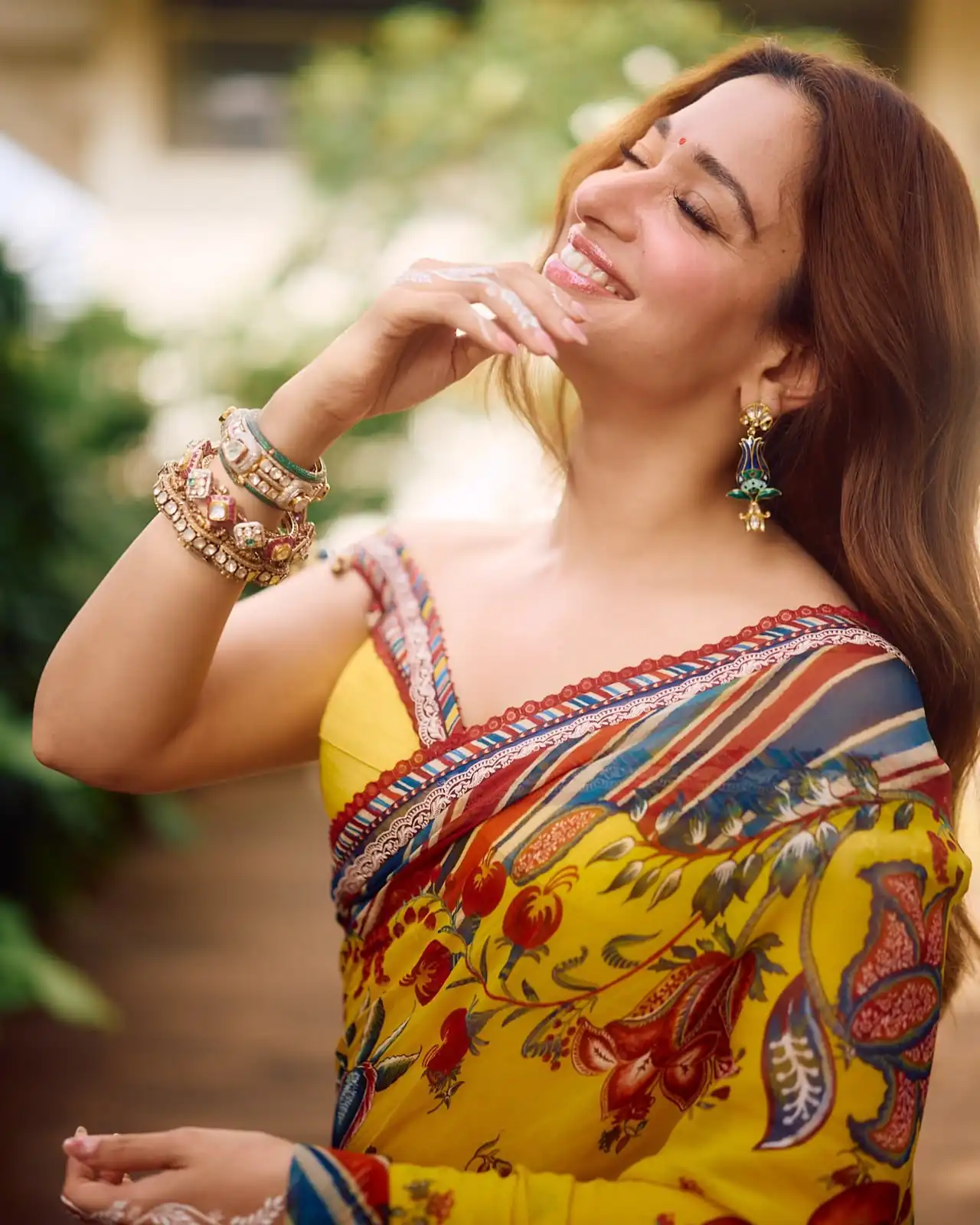 Pretty Yellow Fox Georgette Print With Fancy Lace Work Saree - Image 4