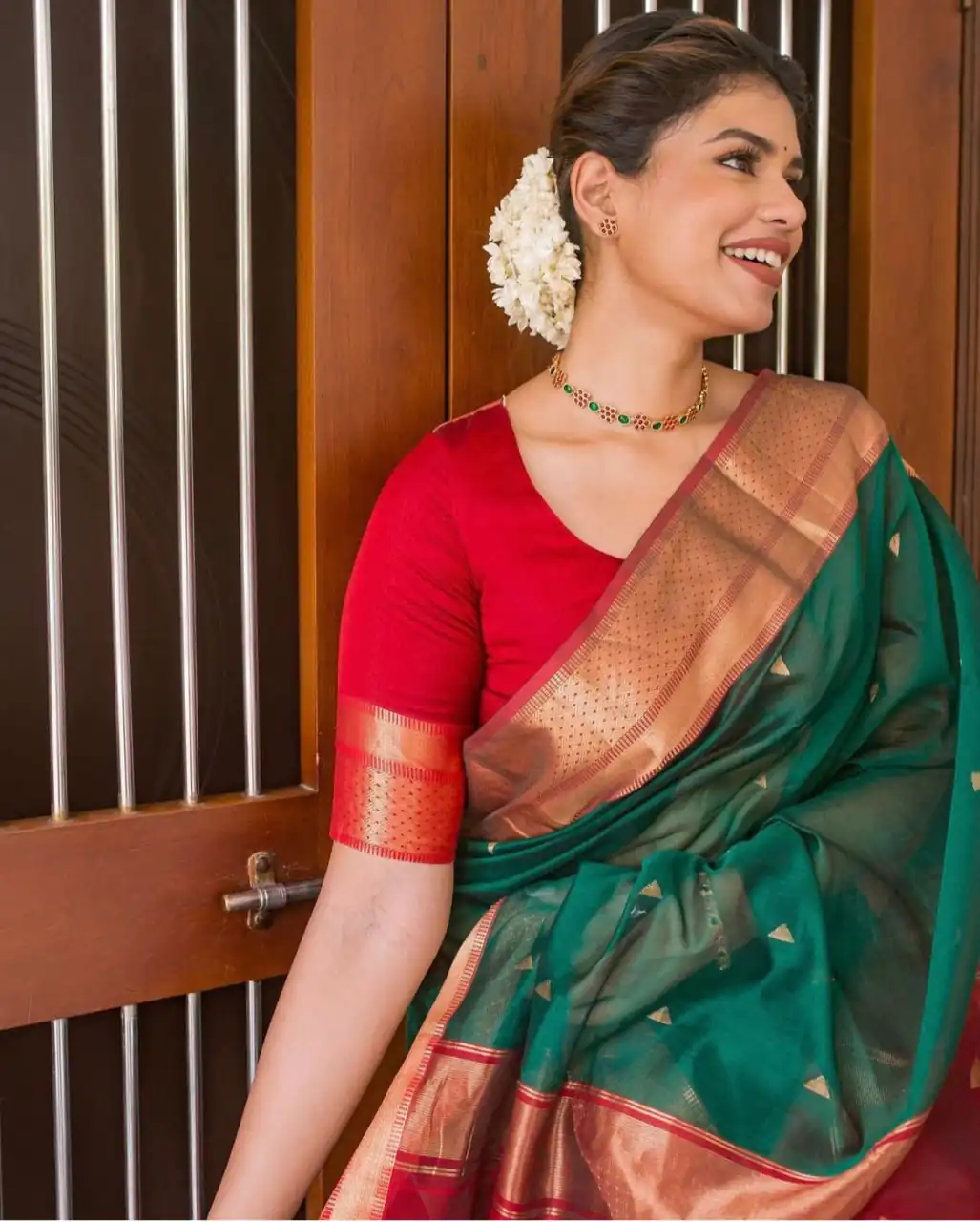 Nice-Looking Green Color Soft Banarasi Lichi Silk Saree - Image 4