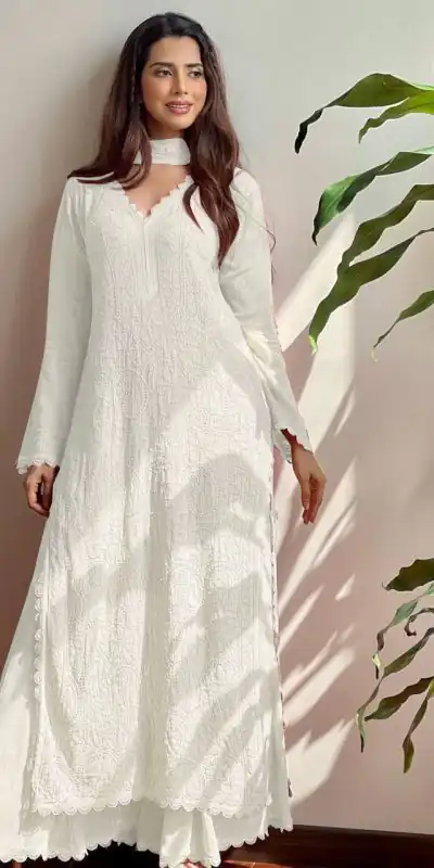 White Georgette Thread Embroidery Salwar Suit