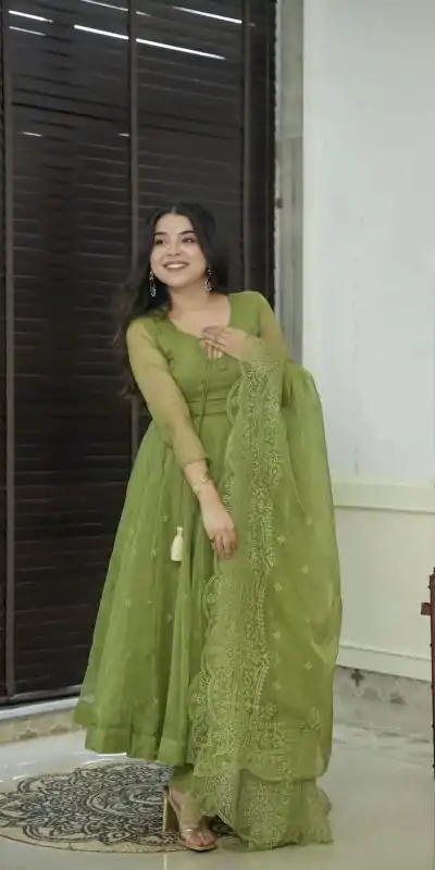 SRK 5184 Green Color Georgette Embroidery Work Salwar Suit Wedding, Party, Festive, Events Expected Delivery 4-6 Working Days @ 2049/- | Casual Suits, Jump Suits, Salwar suit, Creative suits, Designer Suits, Palazzo Suits, Party Wear Suits, Patiala Suits, Straight Suits