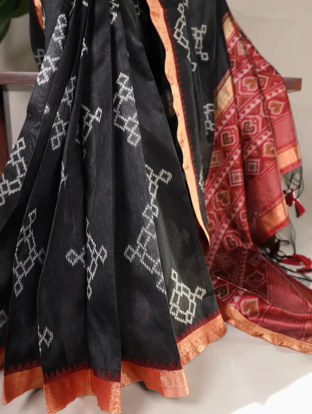 black Jacquard Weaving Saree - Image 4