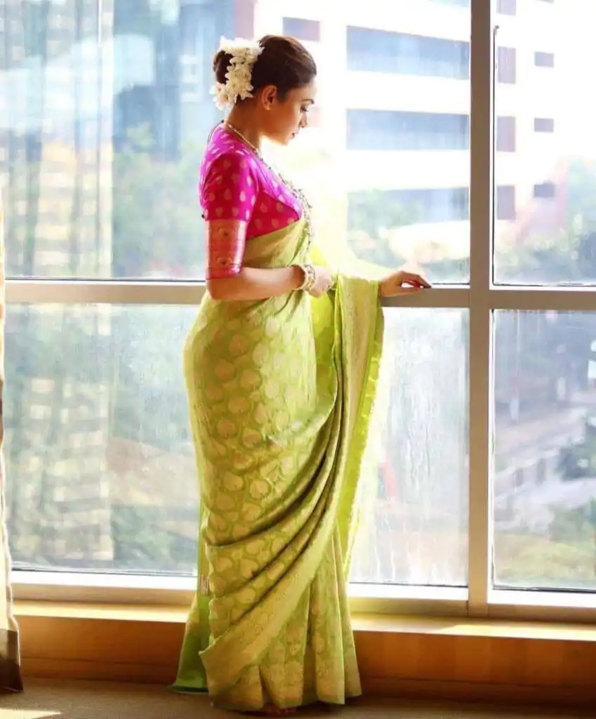 Parrot Green Soft Lichi Silk Lace Border Saree - Image 5