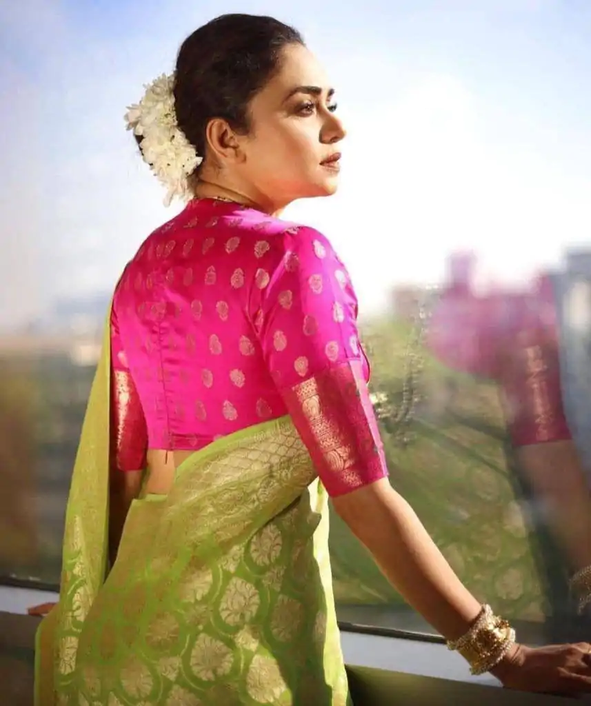 Parrot Green Soft Lichi Silk Lace Border Saree - Image 4