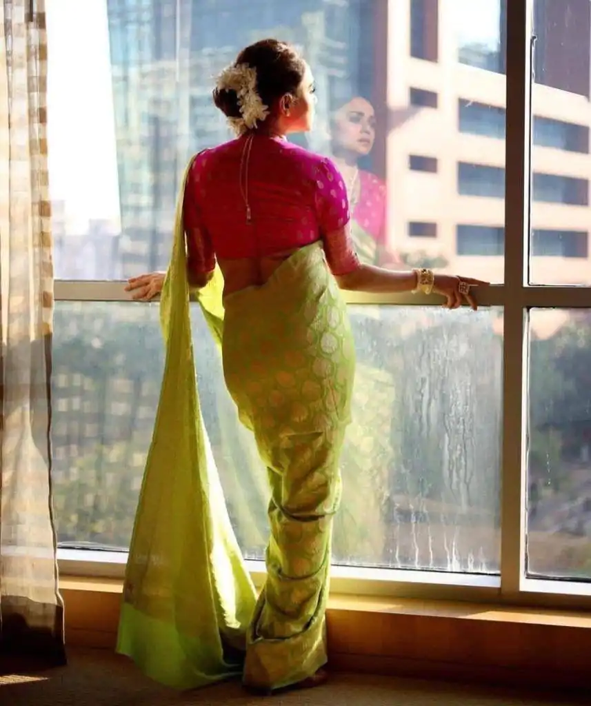 Parrot Green Soft Lichi Silk Lace Border Saree - Image 3