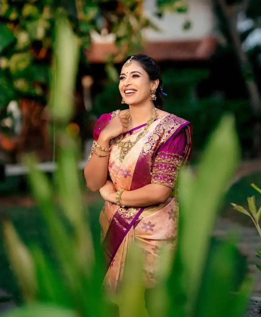 Peach Soft Lichi Silk With Lace Work Saree - Image 5