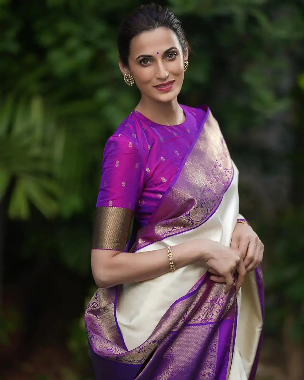 White Soft Lichi Silk Cloth Lace Border Work Saree - Image 7