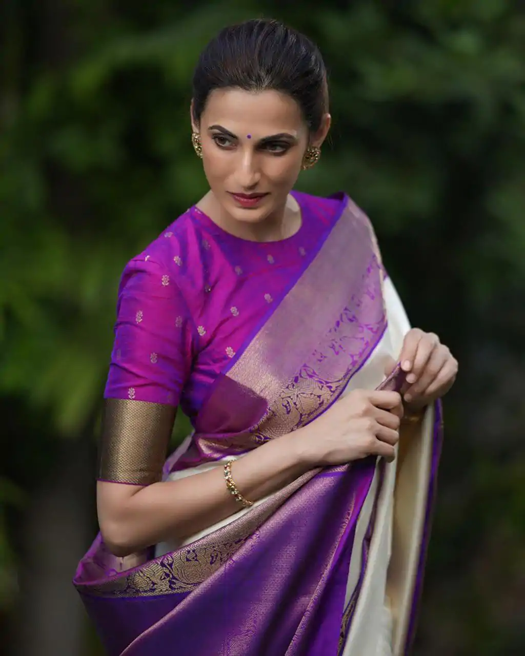 White Soft Lichi Silk Cloth Lace Border Work Saree - Image 5