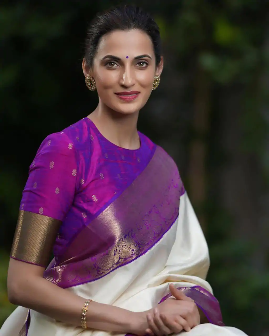 White Soft Lichi Silk Cloth Lace Border Work Saree - Image 4