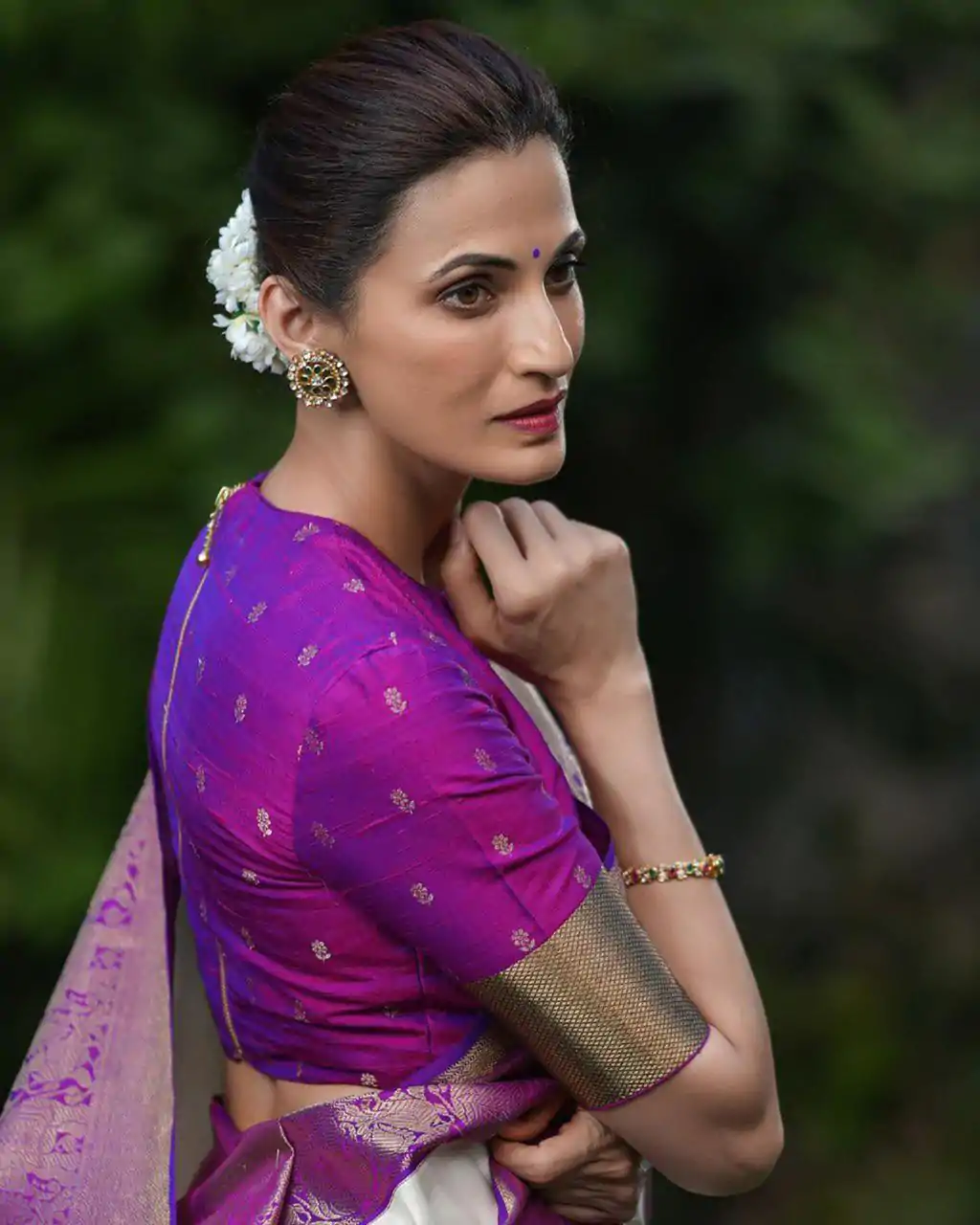 White Soft Lichi Silk Cloth Lace Border Work Saree - Image 3